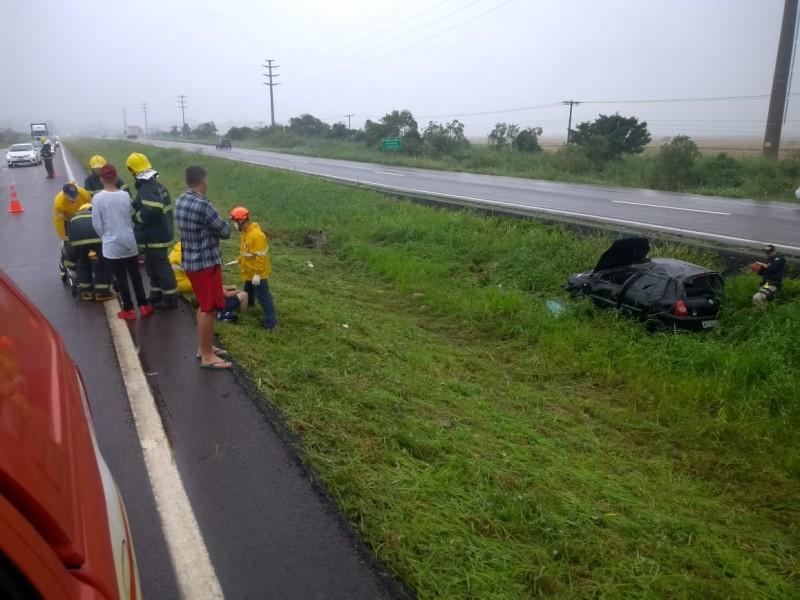 Capotamento de veículo é registrado em Tubarão 