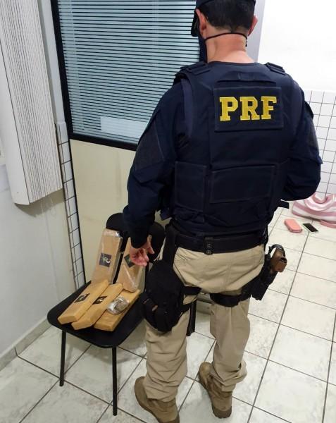 PRF apreende quatro quilos de maconha em veículo de Imbituba na BR-101