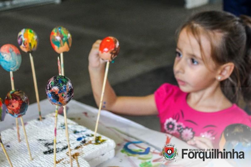 Páscoa: crianças podem pintar ovos coloridos para decorar a Osterbaum