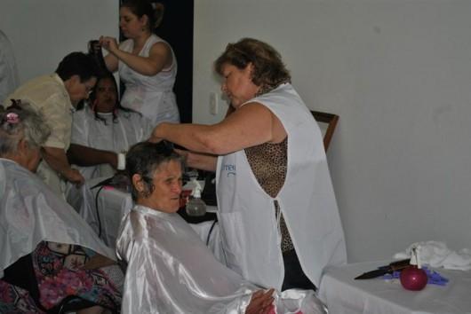Mulheres na Melhor Idade curtem tarde de beleza em Siderópolis