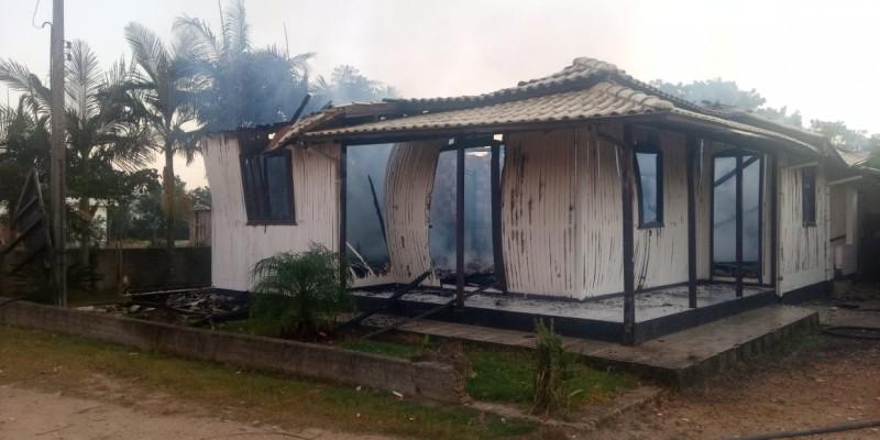 Casa é atingida por incêndio em Içara