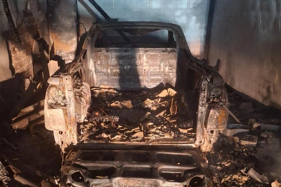 Caminhonete é destruída após incêndio consumir garagem