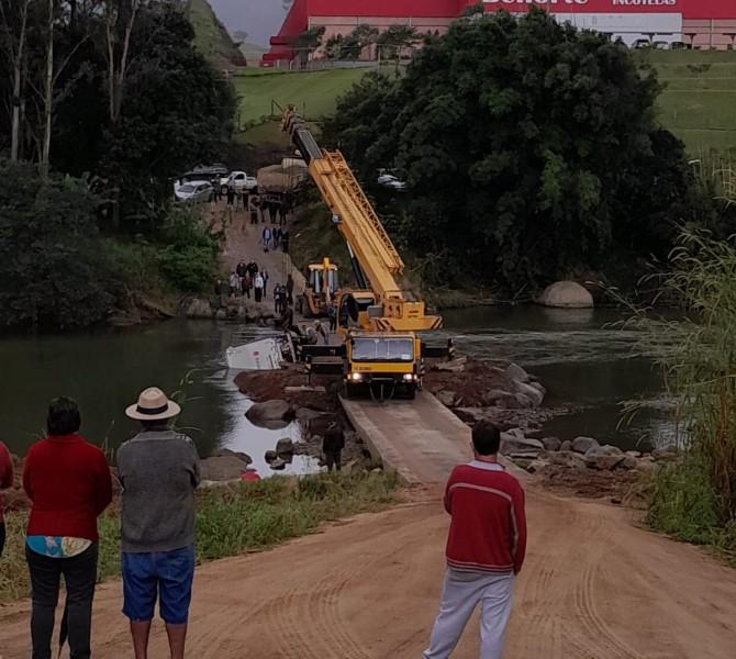 Após seis dias, caminhão que caiu de ponte é retirado de rio em Braço do Norte