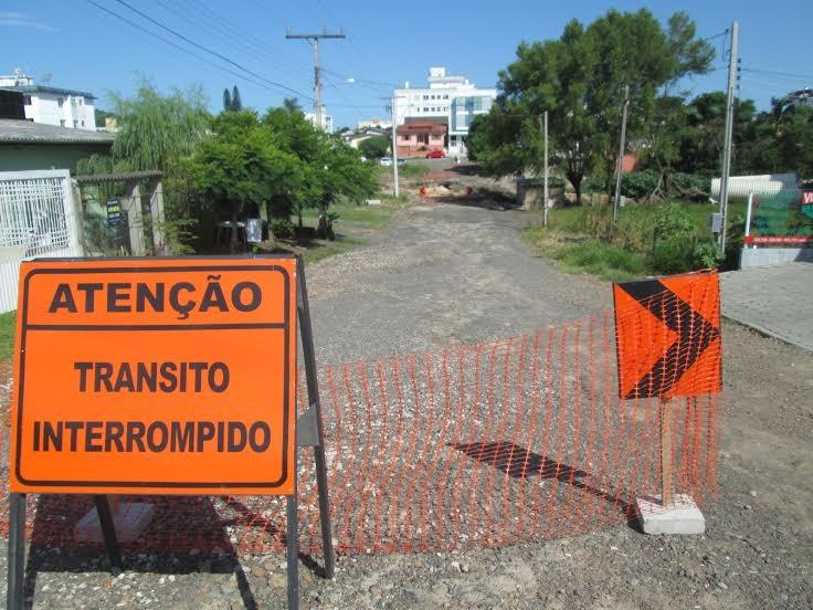 Trânsito interrompido na Rua Virgulino de Queiroz, em Araranguá
