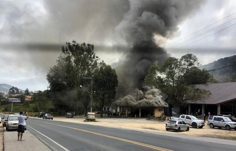 Incêndio destrói quiosque às margens da SC-370 em Braço do Norte