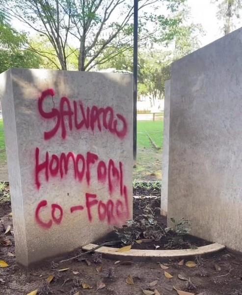 Nova pichação tem como alvo monumento da catedral São José na Praça do Congresso