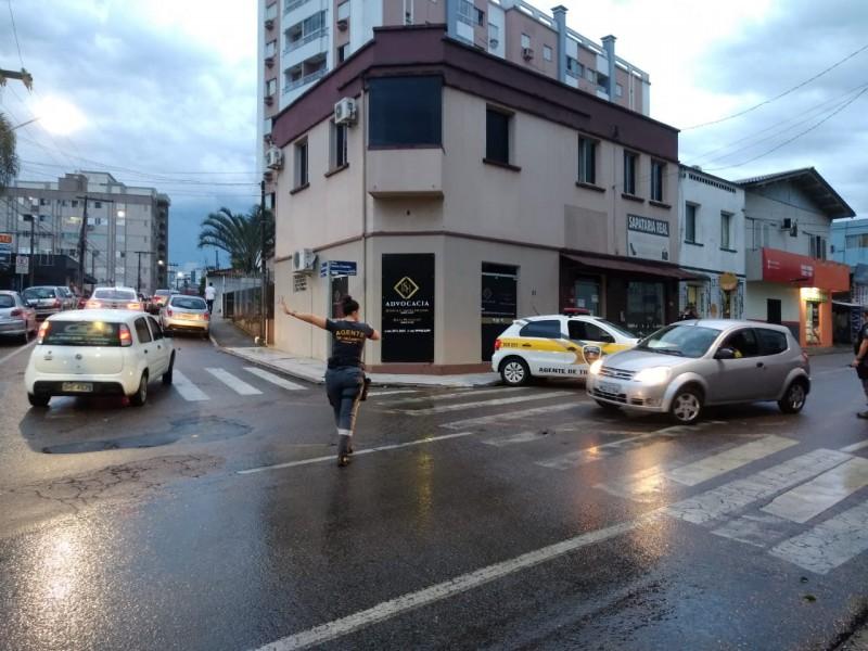 Alagamento provocou desvio no acesso do Centro para a Quarta Linha, próximo ao Heriberto Hülse