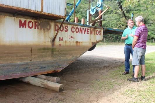Mecânico naval faz vistoria na balsa de Araranguá