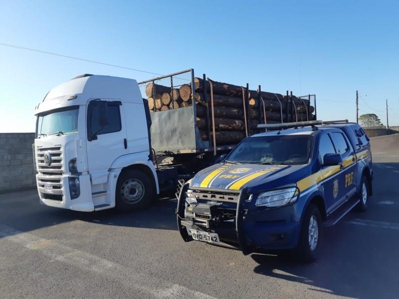 PRF flagra três veículos de carga com excesso de peso em Araranguá
