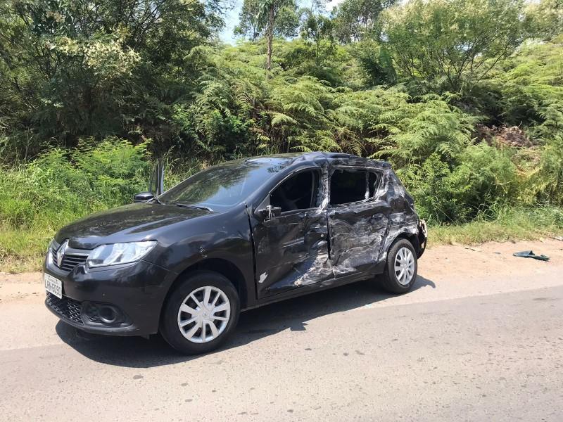 Carro e caminhão colidem frontalmente e, com impacto, terceiro veículo é atingido na SC-108