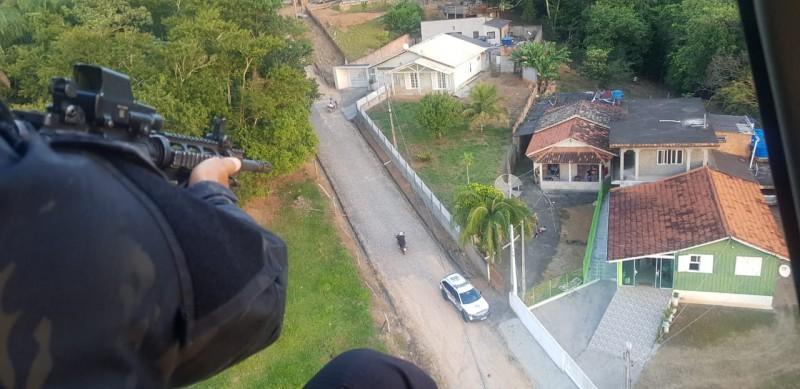 Suspeito de ter cometido assalto à mão armada é preso em Pescaria Brava