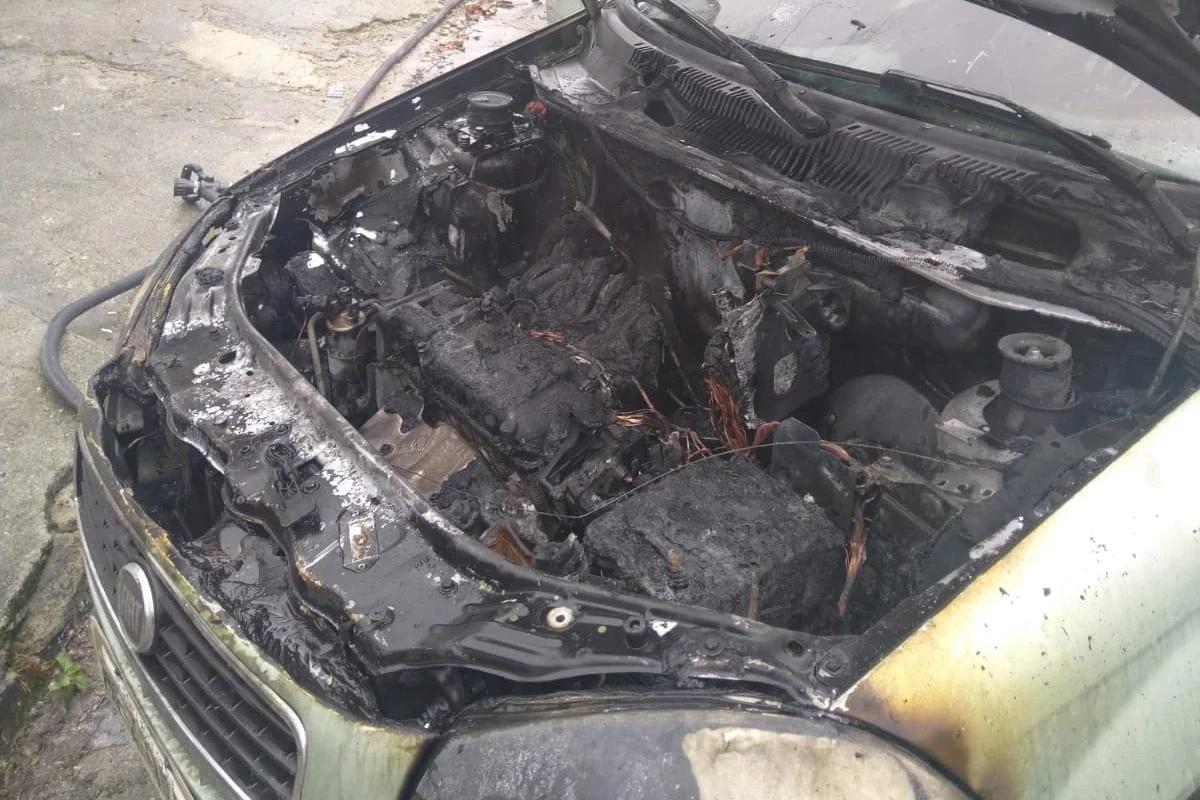 Incêndio destrói compartimento de motor e derrete painel de carro em Criciúma