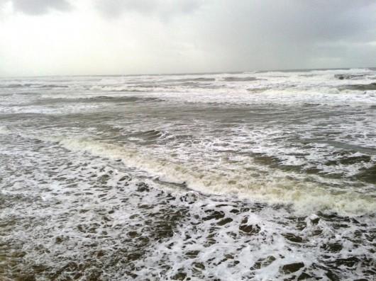 Mar de ressaca: ondas chegaram às dunas no Balneário Rincão
