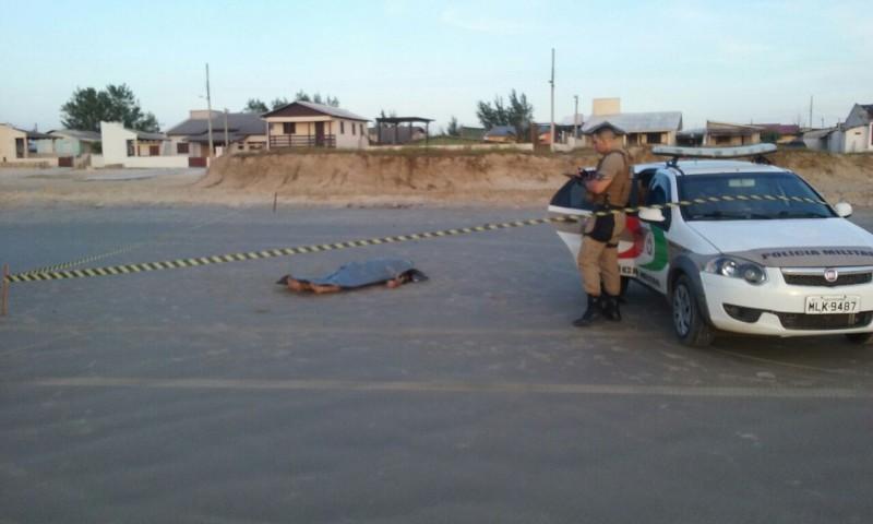Vítima de facadas é encontrada morta na beira-mar