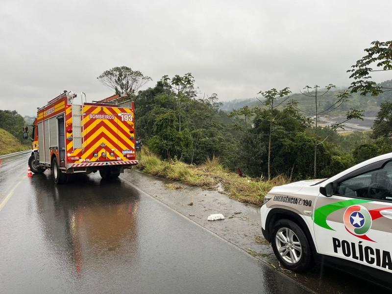 Motorista morre em grave acidente após cair de ribanceira em Criciúma