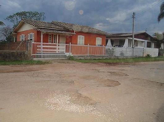 Moradores voltam a fechar Rua Ângelo Ubiali
