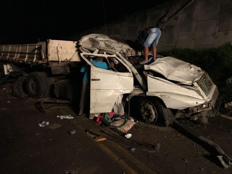 Caminhão cai de viaduto e provoca a morte de um bebê