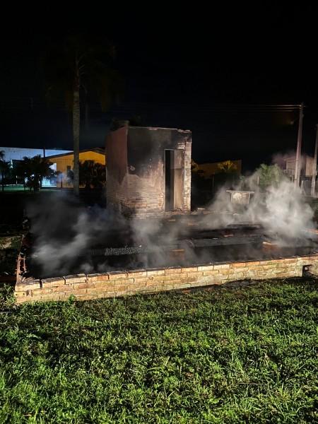 Residência desocupada é atingida por incêndio em São João do Sul