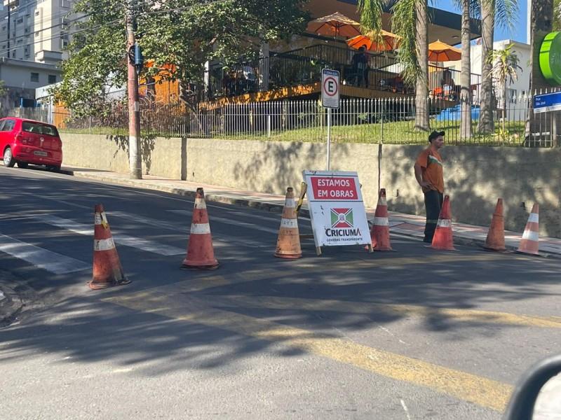 Obras modificam trânsito na rua São José na tarde desta quarta-feira