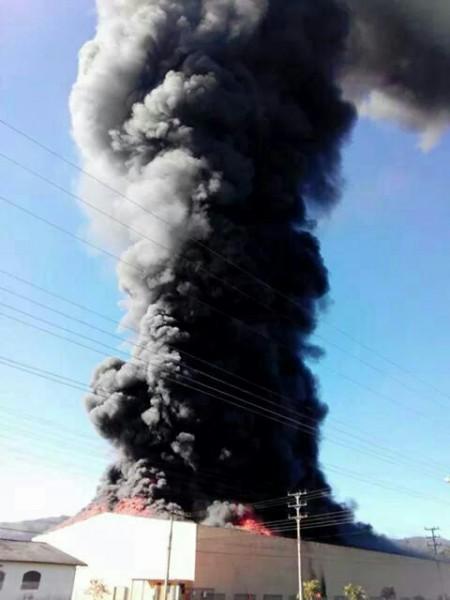 Bombeiros combatem fogo em empresa de molduras