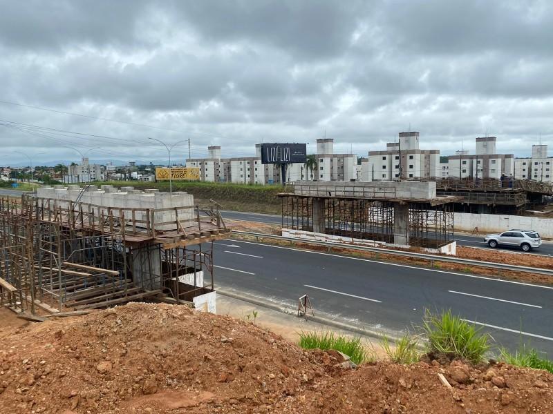 Obras no novo viaduto provocam interdição do trânsito na Via Rápida, no sentido BR-101