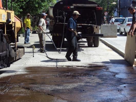 Canaleta da avenida Getúlio Vargas recebe asfalto