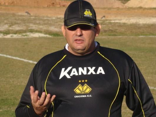 Guto Ferreira segue na Série B