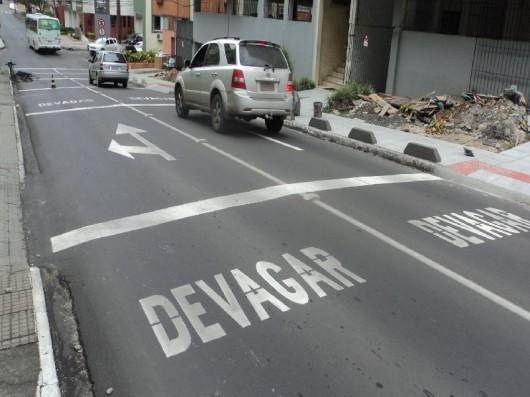 Rua Abílio Paulo recebe reforço de sinalização de pista