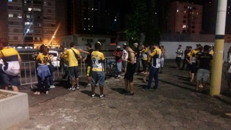Após gesto obsceno de Jaime Dal Farra, torcedor se revolta no pátio do H.H.