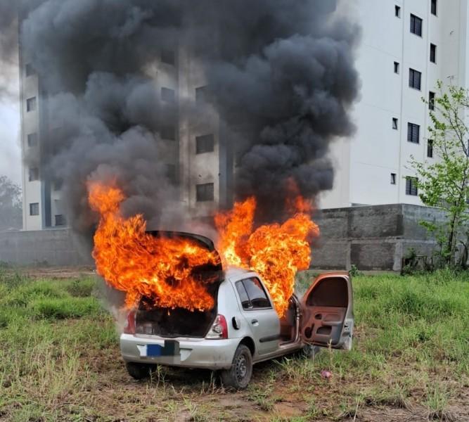 Carro utilizado em diversos furtos no Sul de SC é incendiado em Criciúma