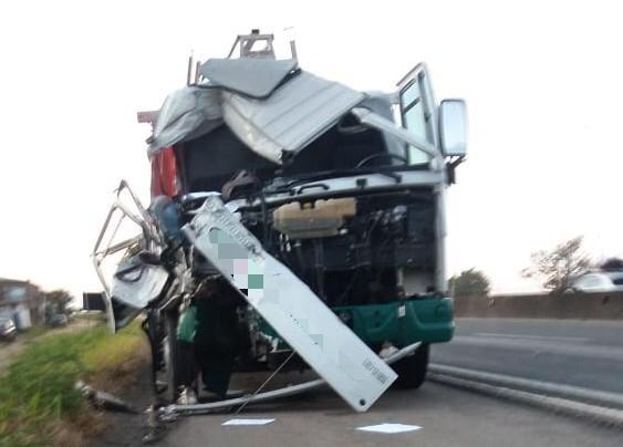 Jovem morre após colisão entre caminhão e carreta