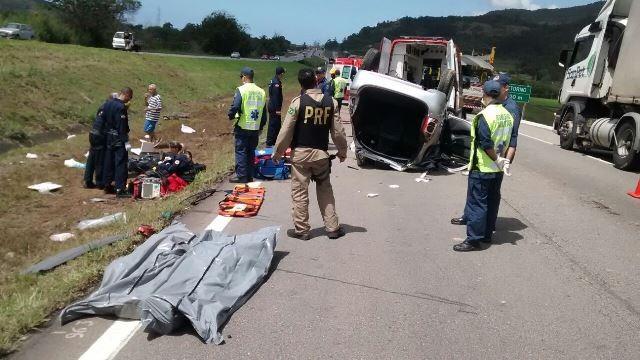 Saída de pista seguida de capotamento resulta em duas mortes