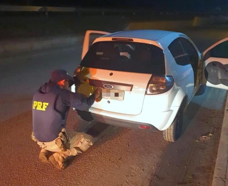 PRF recupera carro roubado e prende mulher por receptação