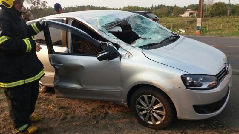Caminhão colide em poste que cai sobre carro ocupado por idosos