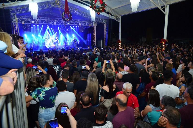 Show de Marcos & Belutti e desfile natalino atraem 15 mil pessoas para Jacinto Machado