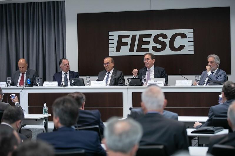 Expectativa positiva com o novo governador catarinense e apreensão com o governo federal