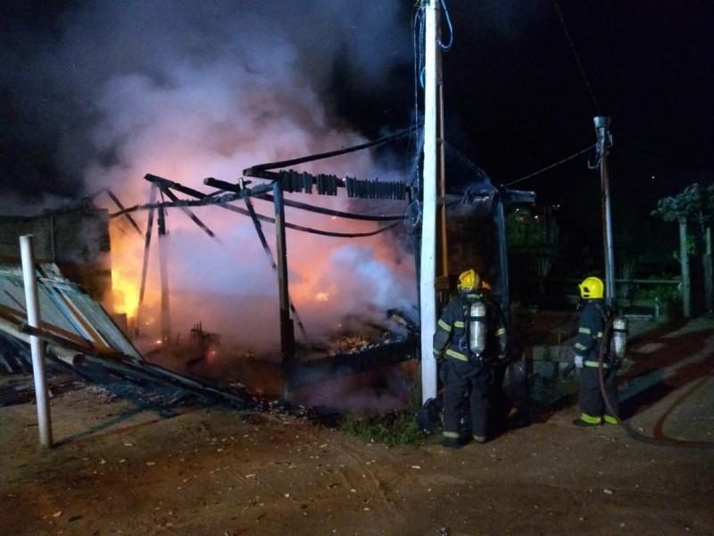  Residência é destruída por fogo e vela acesa pode ter causado o incêndio 