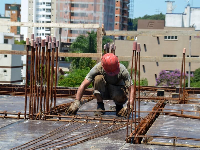 Com forte calor, construtoras mudam rotina