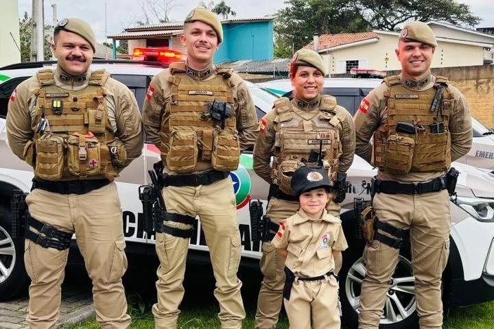 Policiais Militares de Criciúma surpreendem criança e comemoram aniversário juntos