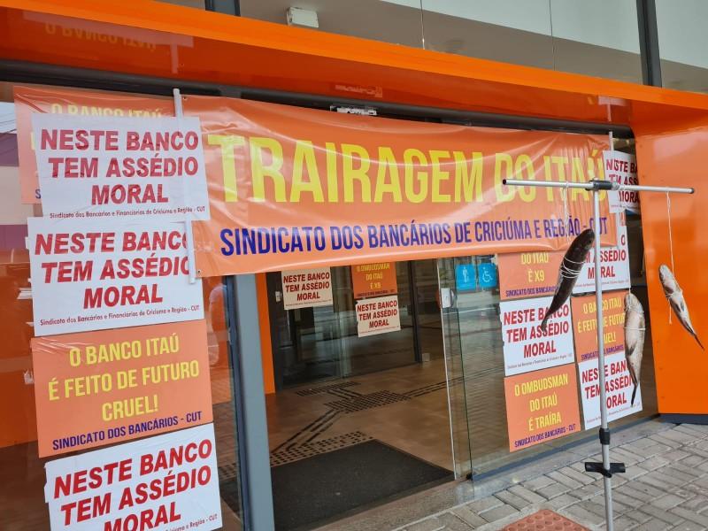 Sindicato dos bancários realiza protesto e pendura peixe traíra em agência de Criciúma
