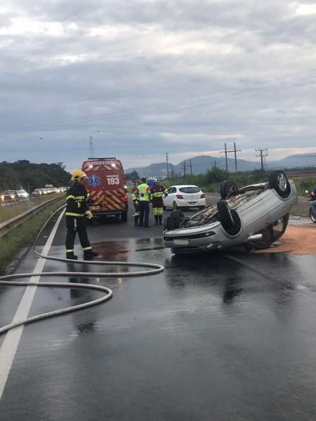 Capotamento bloqueia trânsito na BR-101 