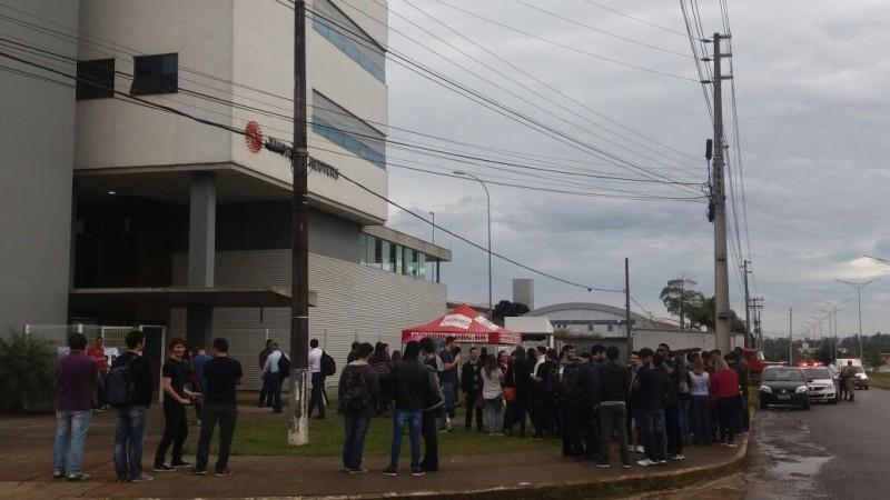 Sindicalistas se concentram em empresa de desenvolvimento de softwares