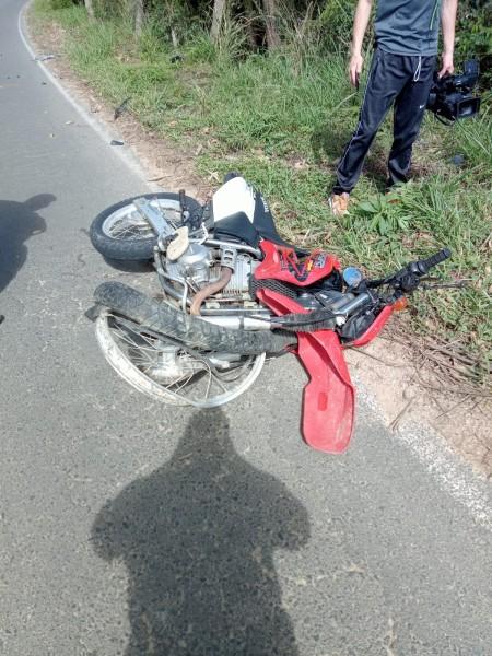 Colisão entre carro e moto fere motociclista em Braço do Norte
