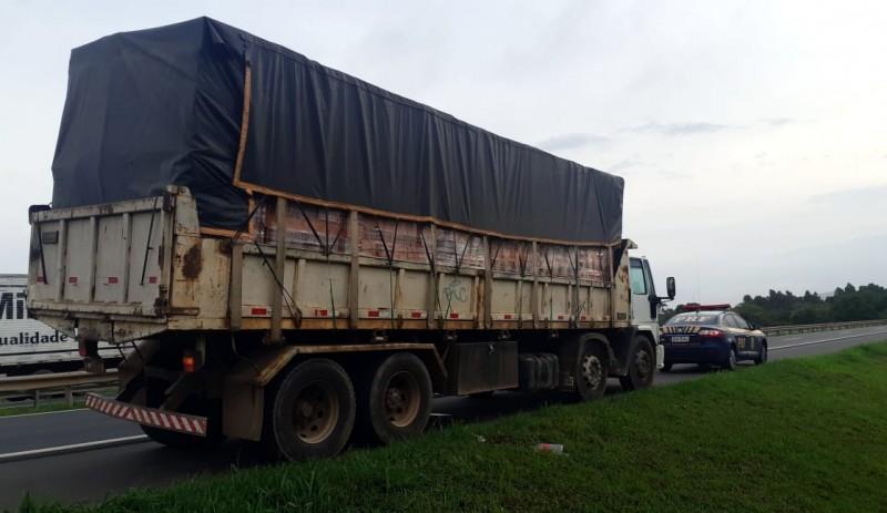 Caminhão é flagrado transportando quase 12 toneladas de excesso de peso em Criciúma 