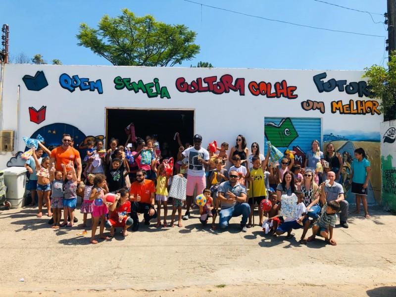 ‘Árvore da Esperança’ entrega cerca de 100 brinquedos e guloseimas no bairro Renascer