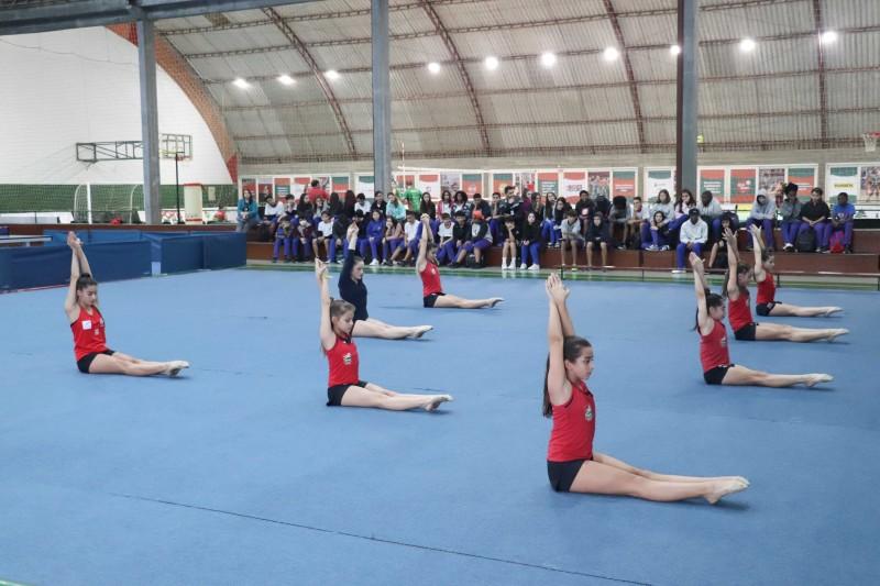 Estudantes de escola municipal de Criciúma tem contato com a ginástica rítmica