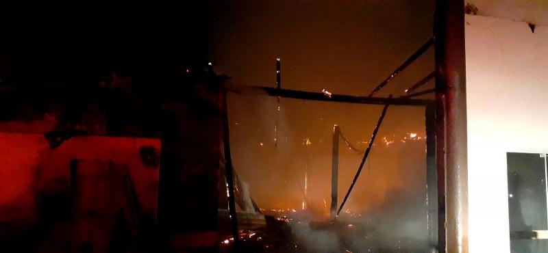 Incêndio de grandes proporções atinge centro de eventos e mobiliza bombeiros em Criciúma
