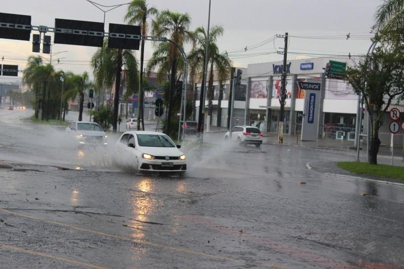 Ciclone extratropical provoca chuva volumosa em SC e deixa Sul do estado em alerta
