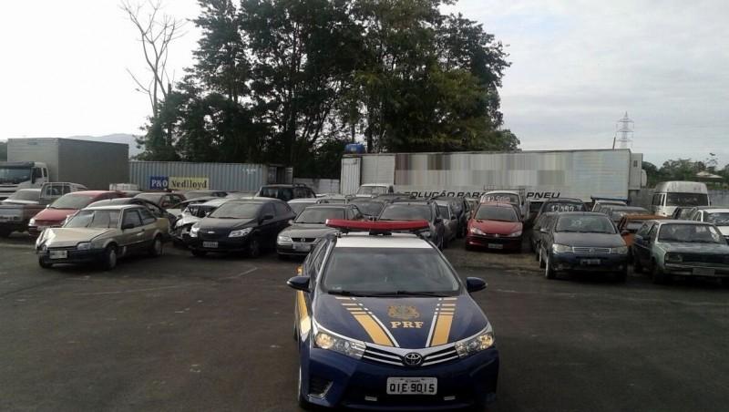 Mais de 2,4 mil veículos apreendidos e sucatas vão a leilão da PRF em SC