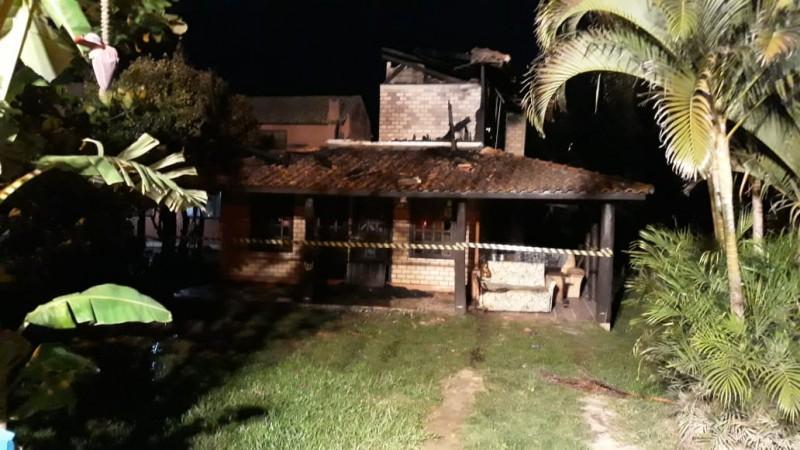 Residência é parcialmente destruída por incêndio em Imbituba 